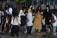 Braga: študentské oslavy Enterro da Gata vo fontáne, 15.5.2019 Braga