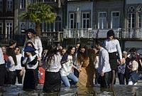 Braga: študentské oslavy Enterro da Gata vo fontáne, 15.5.2019 Braga