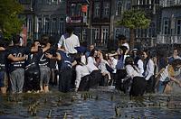 Braga: študentské oslavy Enterro da Gata vo fontáne, 15.5.2019 Braga