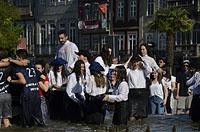 Braga: študentské oslavy Enterro da Gata vo fontáne, 15.5.2019 Braga