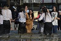 Braga: študentské oslavy Enterro da Gata vo fontáne, 15.5.2019 Braga