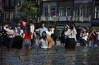 Braga: študentské oslavy Enterro da Gata vo fontáne, 15.5.2019 Braga