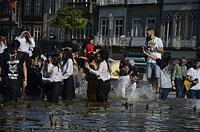 Braga: študentské oslavy Enterro da Gata vo fontáne, 15.5.2019 Braga