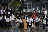 Braga: študentské oslavy Enterro da Gata vo fontáne, 15.5.2019 Braga