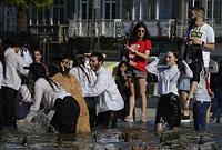 Braga: študentské oslavy Enterro da Gata vo fontáne, 15.5.2019 Braga