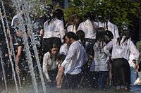 Braga: študentské oslavy Enterro da Gata vo fontáne, 15.5.2019 Braga