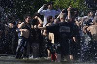 Braga: študentské oslavy Enterro da Gata vo fontáne, 15.5.2019 Braga