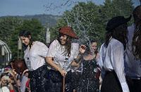 Braga: študentské oslavy Enterro da Gata vo fontáne, 15.5.2019 Braga