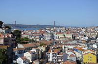 Lisabon: výhľad z Miradouro da Graça na mesto a Ponte 25 de Abril, 11.5.2019 Lisabon