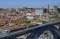 Porto: výhľad z Miradouro da Serra do Pilar, Ponte de Dom Luís I s električkou, 13.5.2019 Porto