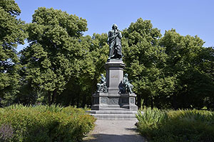 Stockholm: Linnémonumentet, Humlegården, 21.7.2022 Stockholm