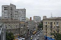 Dnipro: výhľad z nákupného centra Passaž na ulicu Viačeslava Lipinského, 15.9.2018 Ukrajina, Dnipro