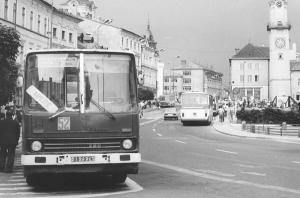 Ikarus 280.08 E 52 ete s pvodnou PZ na linke 39. V pozad je Karosa B 731.00 E 81 a alie vozy.