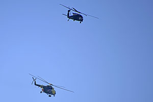 Bratislava: vojenský pátrací a záchranný vrtuľník Mil Mi-17LPZS a vojenský viacúčelový vrtuľník Sikorsky UH-60 Black Hawk, 4.4.2025 dopravny mix