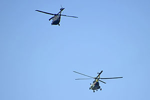 Bratislava: vojenský pátrací a záchranný vrtuľník Mil Mi-17LPZS a vojenský viacúčelový vrtuľník Sikorsky UH-60 Black Hawk, 4.4.2025 dopravny mix