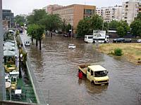 Bulharsko, Stara Zagora: zaplavena ul. Slavianski, 6.8.2007 Bulharsko, Stara Zagora
